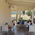 Athena לינה וארוחת בוקר